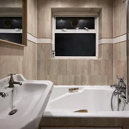 Vintage 3 Bedroom House Near Catford - 1 Double Bed, 3 Single Beds, Max 5 People London Exterior photo
