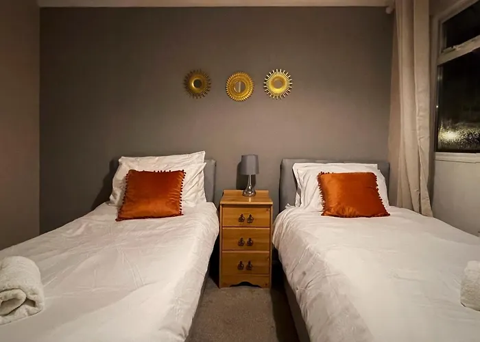 Vintage 3 Bedroom House Near Catford - 1 Double Bed, 3 Single Beds, Max 5 People